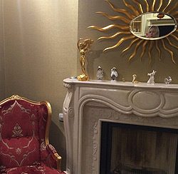 бронзовая статуэтка в интерьере