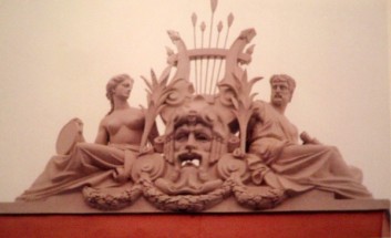 "Юпитер и Минерва", скульптурная группа на фронтоне цирка